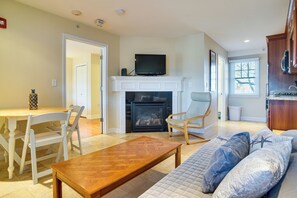 TV - Beach Access: Seaside Getaway in Dennis Port (Dennis Port)