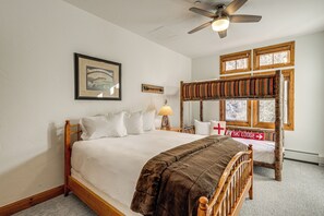 3 bedrooms, iron/ironing board, internet, bed sheets