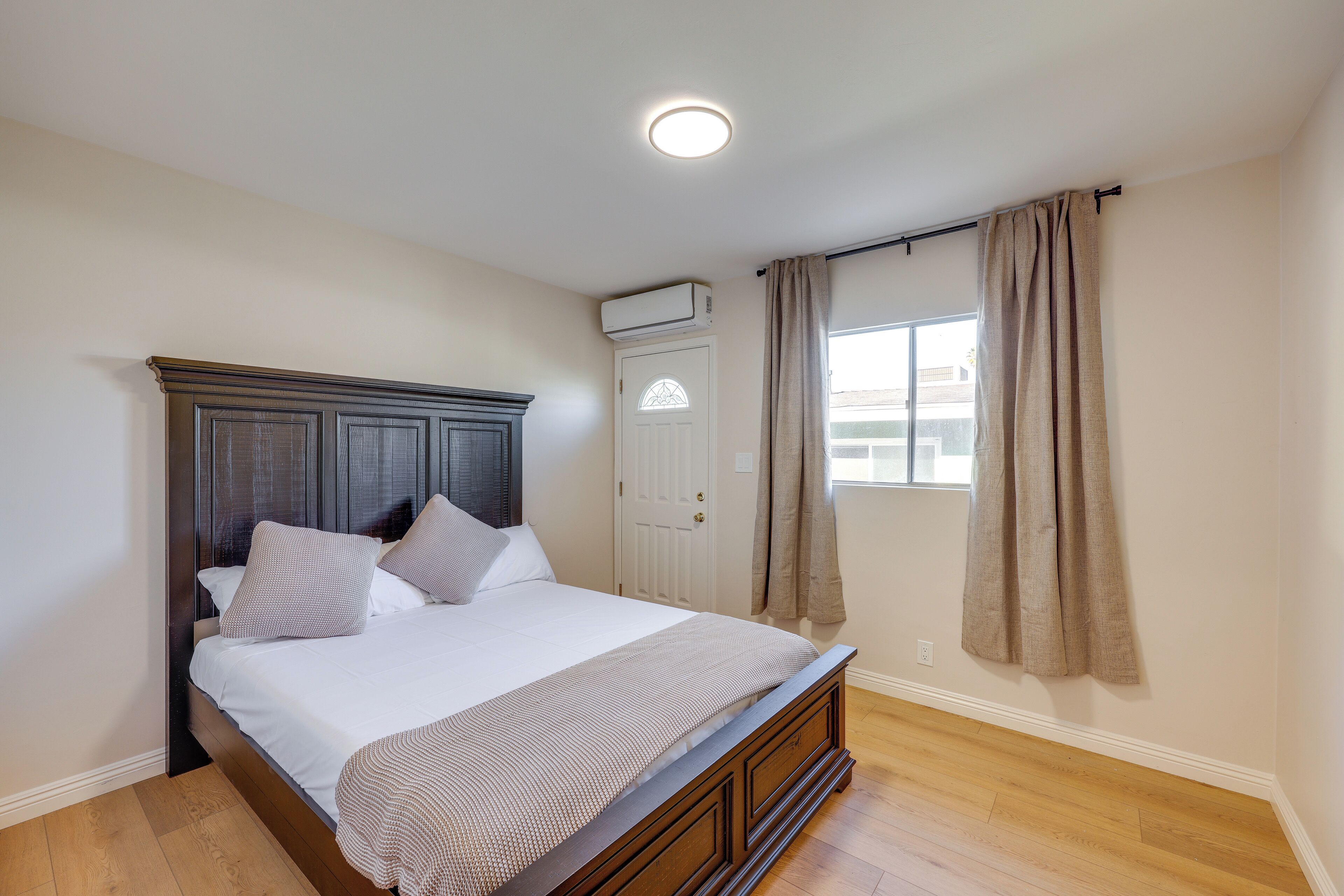 Iron/ironing board, Internet, bed sheets