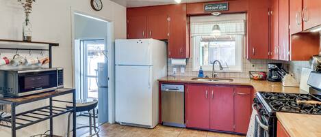 Kühlschrank, Mikrowelle, Herdplatte, Geschirrspüler