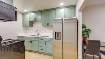 Een koelkast, een microgolfoven, een kookplaat