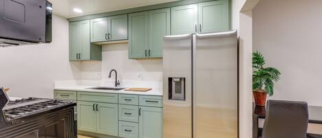 Réfrigérateur, four à micro-ondes, surface de cuisson, cafetière-théière