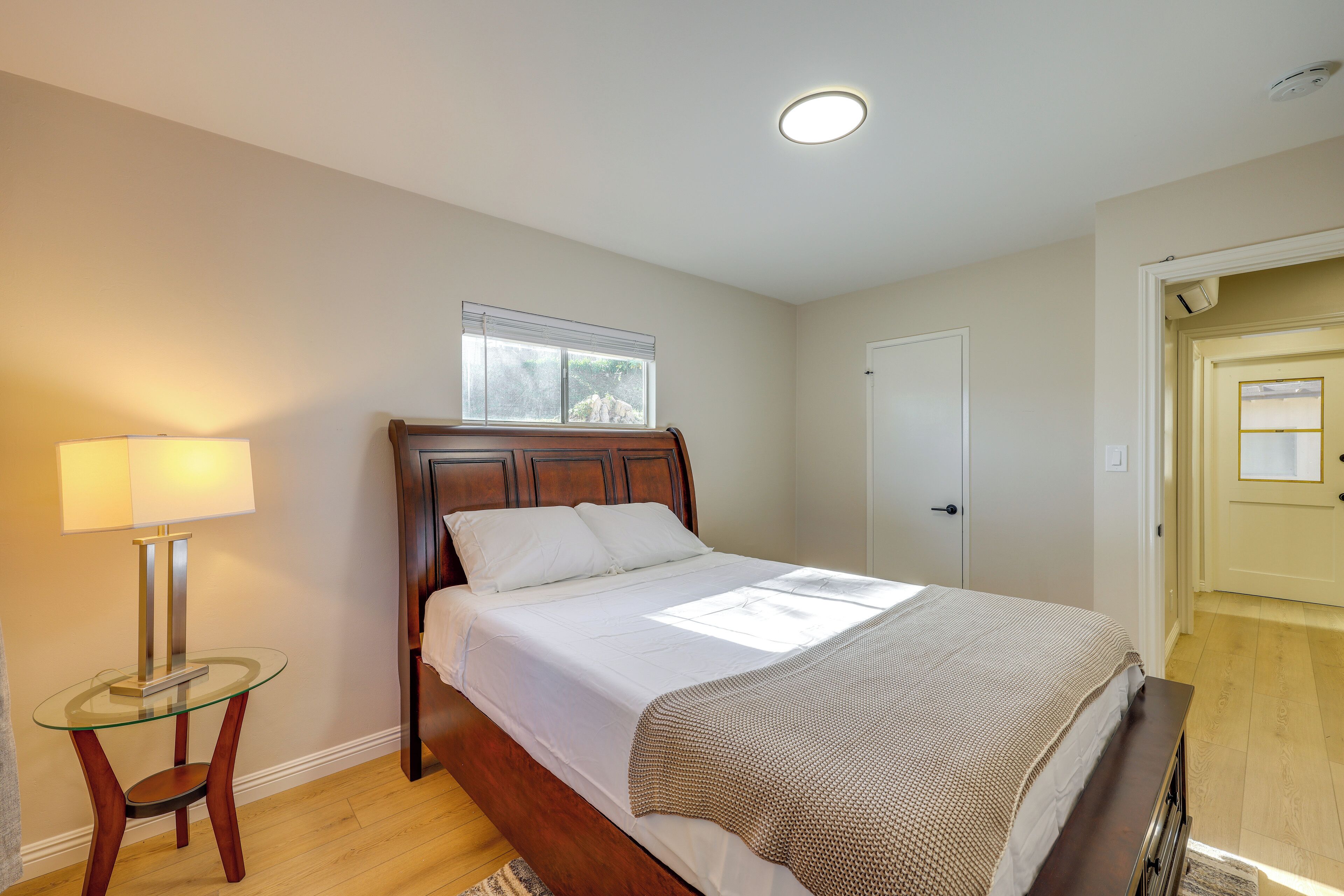 Desk, iron/ironing board, Internet, bed sheets