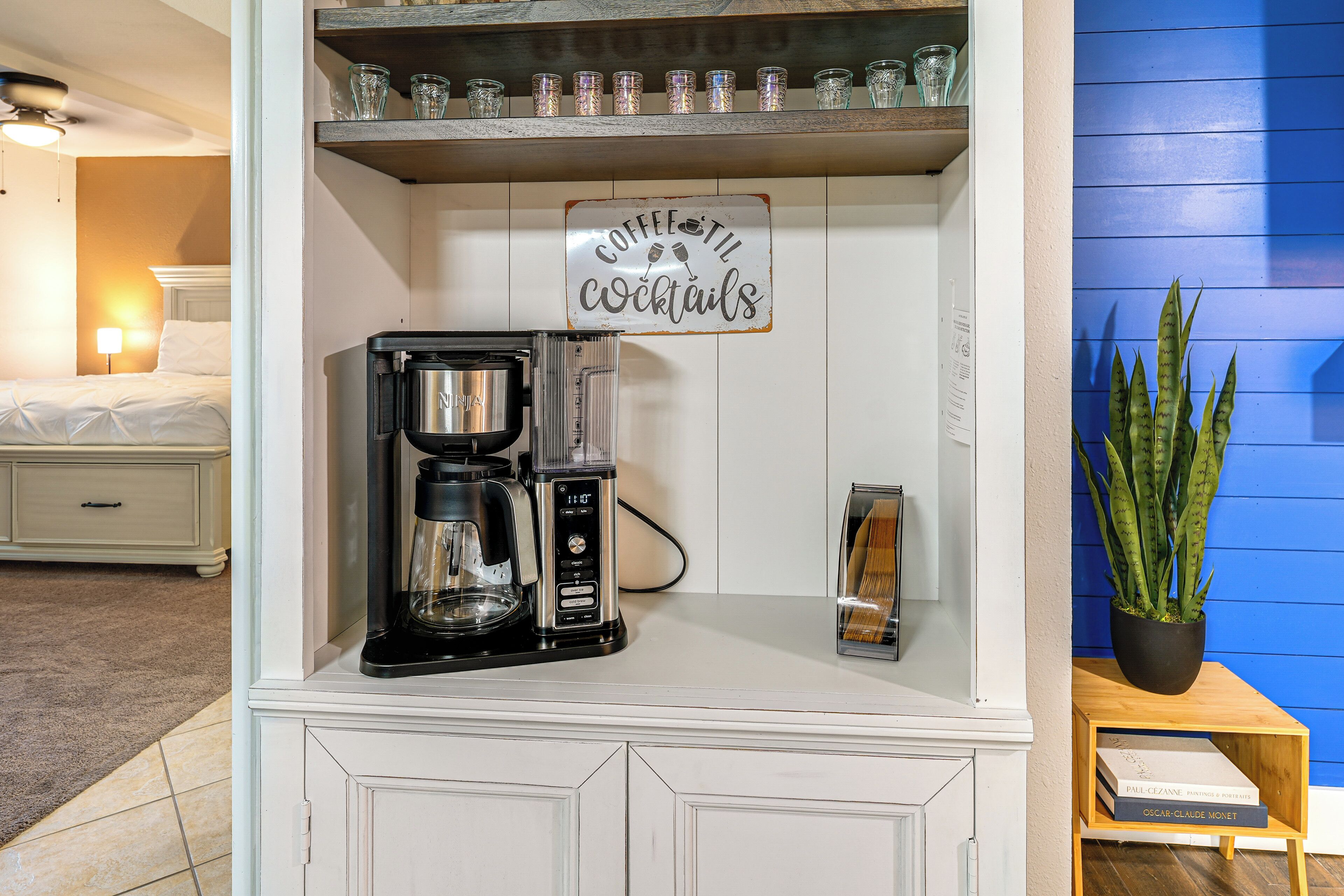 Bureau, fer et planche à repasser, accès Internet, draps fournis