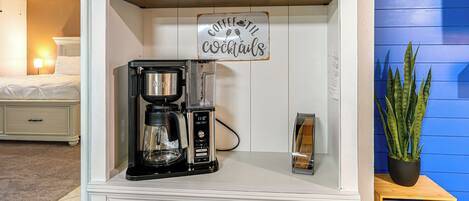 Työpöytä, silitysrauta/-lauta, internet, vuodevaatteet