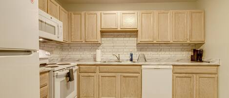 Een koelkast, een microgolfoven, een kookplaat, een vaatwasser