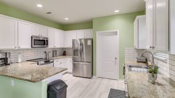 Fridge, microwave, stovetop, dishwasher