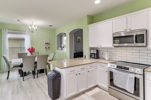 Fridge, microwave, stovetop, dishwasher - Near East Metropolitan Park: Escape w/ Pool Access (Manor)