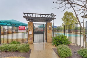 Property grounds - Near East Metropolitan Park: Escape w/ Pool Access (Manor)