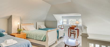 Escriptori, planxa i posts de planxar, Internet i roba de llit