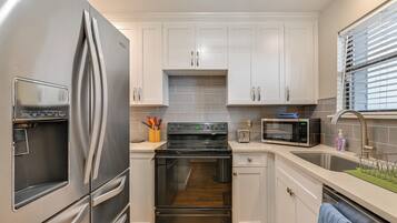 Fridge, microwave, stovetop, dishwasher