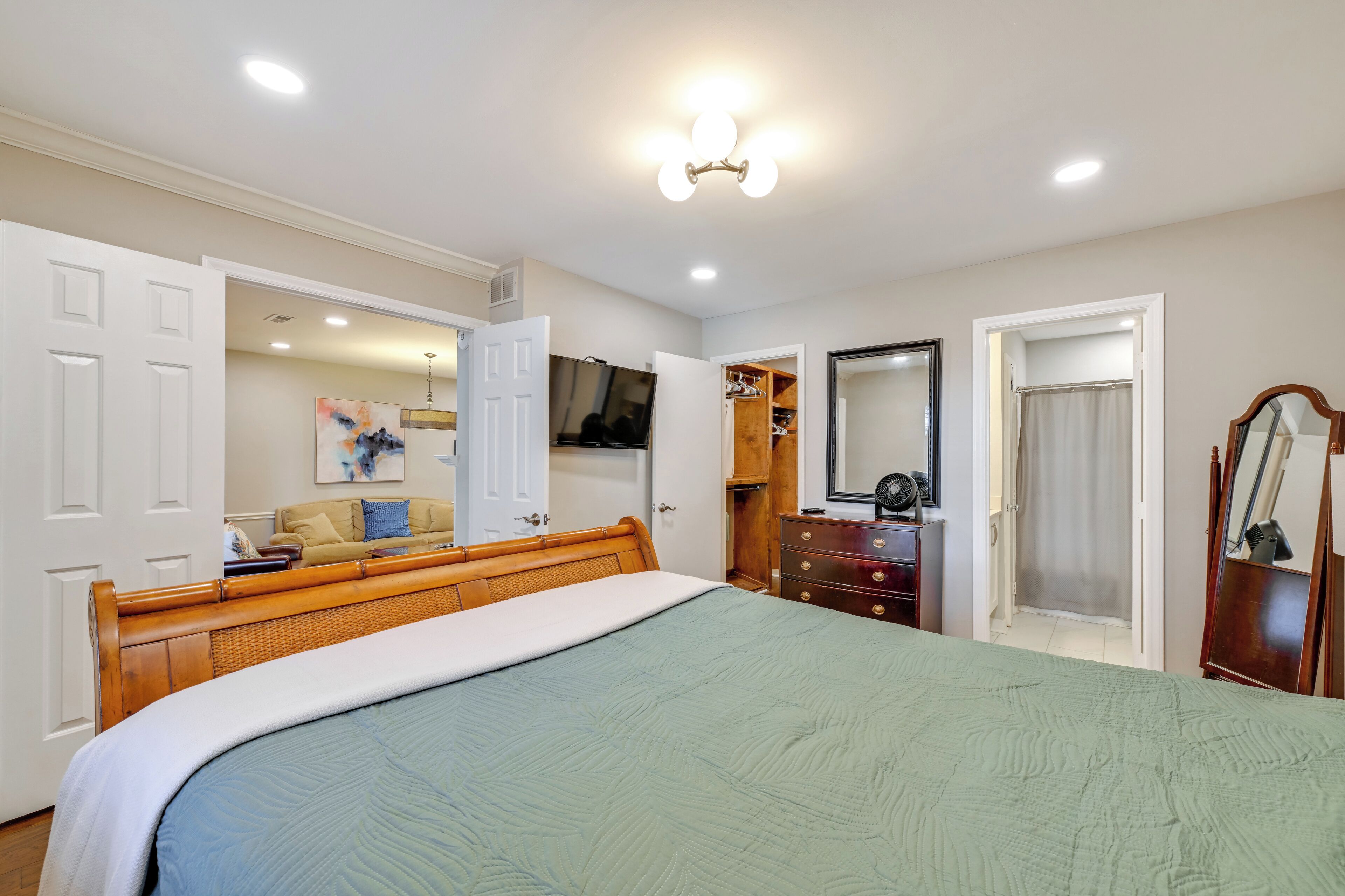 2 habitaciones, escritorio, tabla de planchar con plancha y internet 