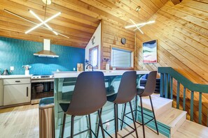 Fridge, microwave, stovetop, dishwasher - 2 Mi to Eagle Lodge! Multi-Level Haven w/ Hot Tub (Mammoth Lakes)