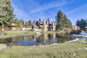 Exterior - 2 Mi to Eagle Lodge! Multi-Level Haven w/ Hot Tub (Mammoth Lakes)
