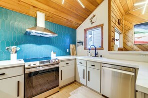 Fridge, microwave, stovetop, dishwasher - 2 Mi to Eagle Lodge! Multi-Level Haven w/ Hot Tub (Mammoth Lakes)