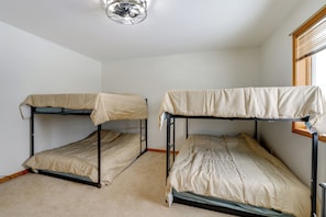 3 bedrooms, iron/ironing board, internet, bed sheets