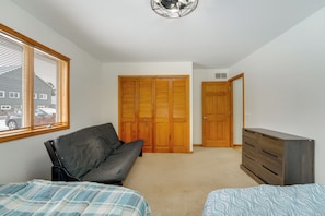 3 bedrooms, iron/ironing board, internet, bed sheets
