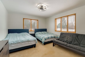 3 bedrooms, iron/ironing board, internet, bed sheets