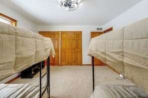 3 bedrooms, iron/ironing board, internet, bed sheets