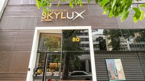 A modern building with the sign "SKYLUX by TECRA" and the number "80" on the door. - 11 Minutes From the Museum of Tomorrow Vi19 (Rio de Janeiro)