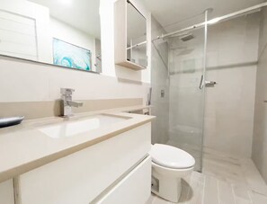 Dusche, Haartrockner, Handtücher, Seife