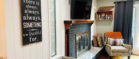 Smart TV, fireplace, books, stereo
