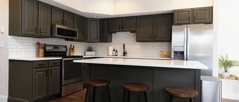 Réfrigérateur, micro-ondes, four, plaque de cuisson