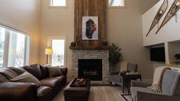 Smart TV, fireplace