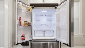 Ein kompakter Kühlschrank mit zwei Türen, einem integrierten Eisbereiter und einem Wasserspender.