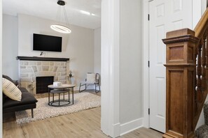 Een televisie en een open haard