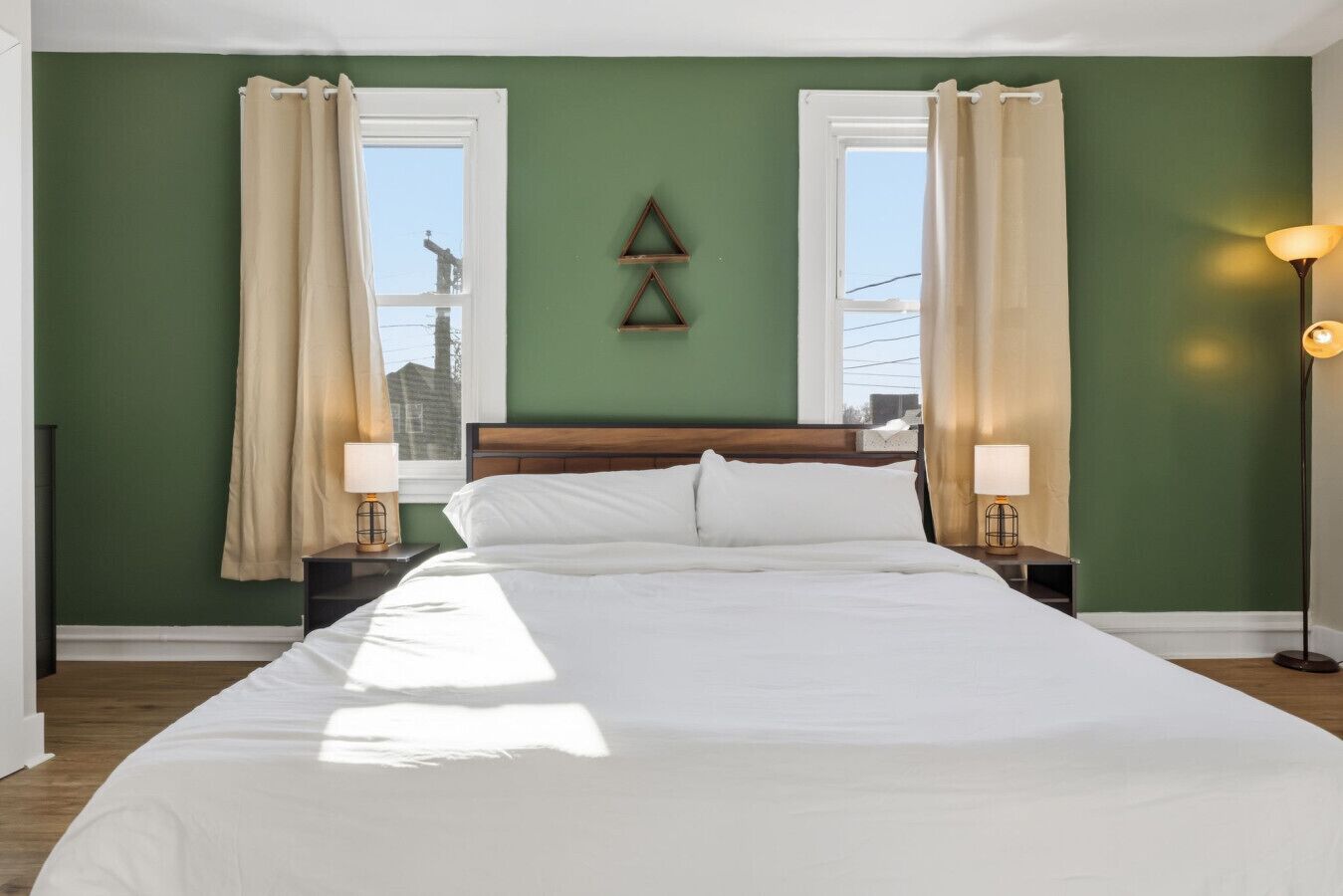 5 slaapkamers, een bureau, een strijkplank/strijkijzer, wifi