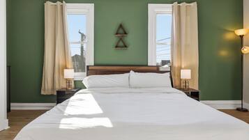 5 slaapkamers, een bureau, een strijkplank/strijkijzer, wifi