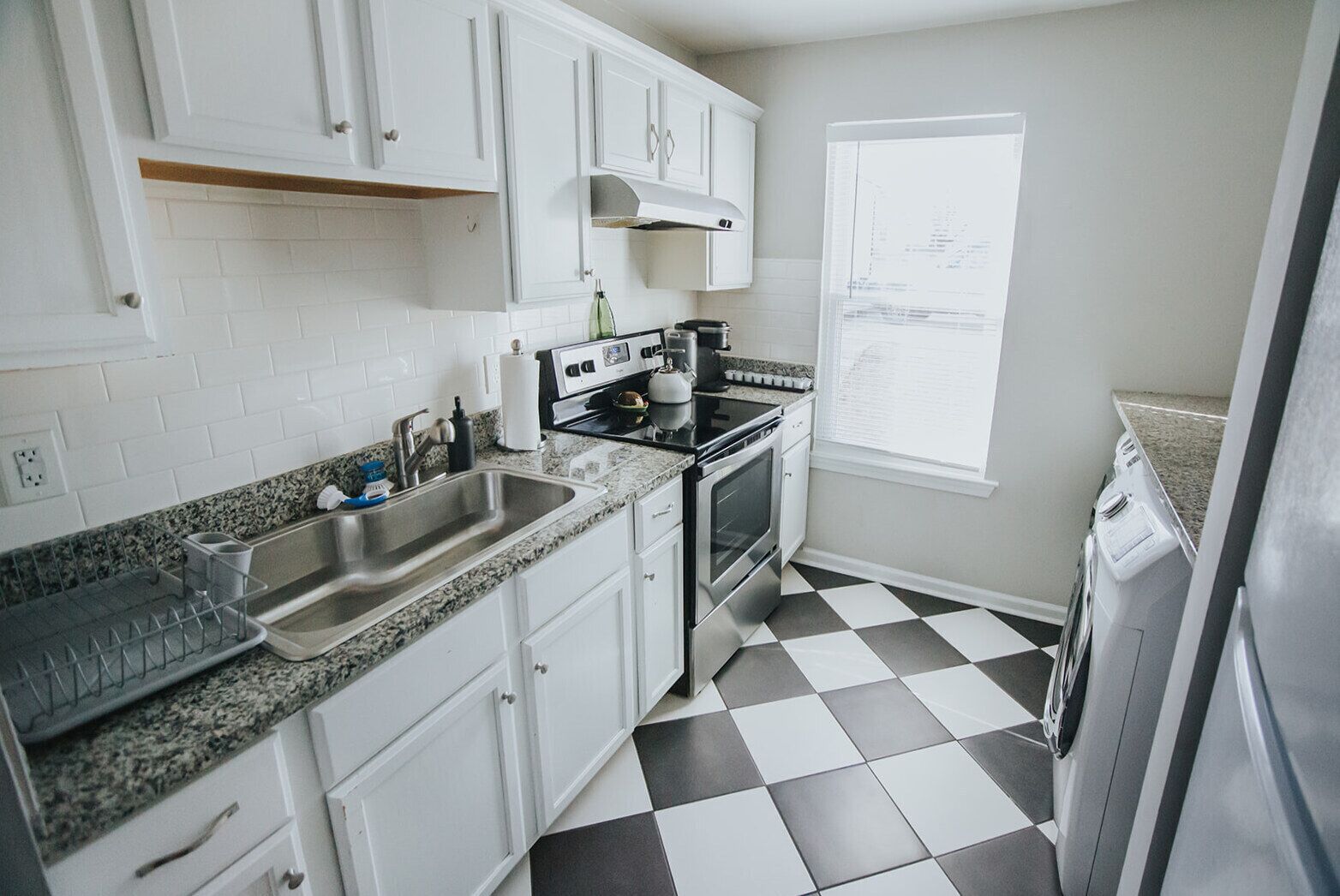 Refrigerador, horno, utensilios de cocina y comedor 