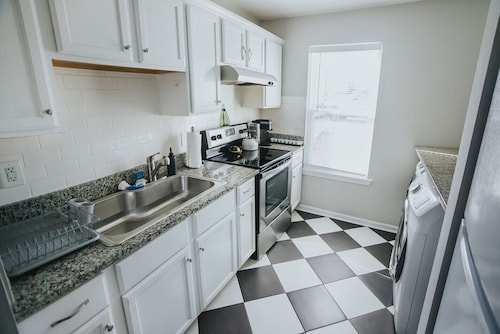 6 Mins Walk to Transfer Co Food Hall/Downtown #B