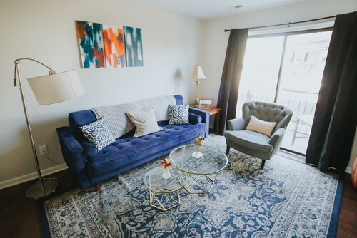 6 Mins Walk to Transfer Co Food Hall/Downtown #B