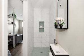 Handtücher, Seife, Shampoo, Toilettenpapier