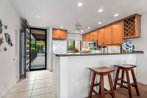 Private kitchen - Ocean, Sunset, Golf views, epic sunsets, lush golf greens, 2 bd, 2 baths (Kailua Kona)