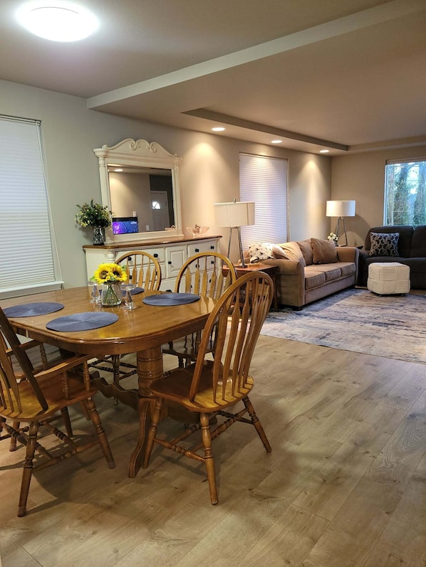 Dining - Fabulous 2-bedroom house in Bremerton w/view of Manette Bridge (Bremerton)