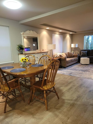 Fabulous 2-bedroom house in Bremerton w/view of Manette Bridge