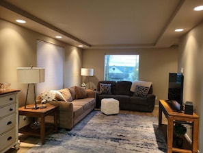 Living area - Fabulous 2-bedroom house in Bremerton w/view of Manette Bridge (Bremerton)