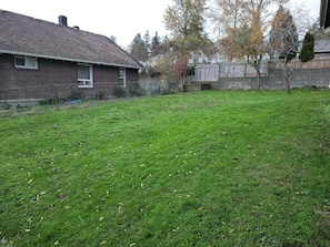 Property grounds - Fabulous 2-bedroom house in Bremerton w/view of Manette Bridge (Bremerton)