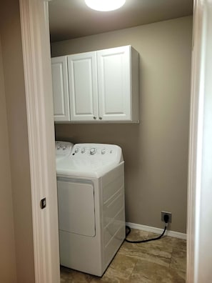 Interior - Fabulous 2-bedroom house in Bremerton w/view of Manette Bridge (Bremerton)