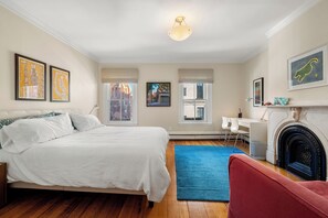 4 slaapkamers, een bureau, een strijkplank/strijkijzer, gratis wifi