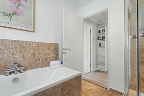 Shower, hair dryer, towels, shampoo - Stylish 3 Bedroom with Balcony and Amazing View (Clackmannanshire)