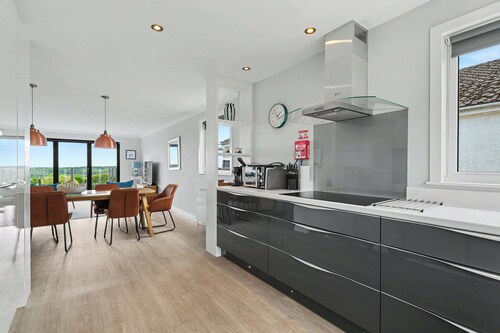 Stylish 3 Bedroom with Balcony and Amazing View