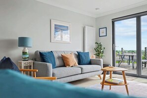 TV, offices - Stylish 3 Bedroom with Balcony and Amazing View (Clackmannanshire)