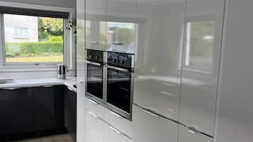 Frigorífico, microondas, horno y placa de cocina