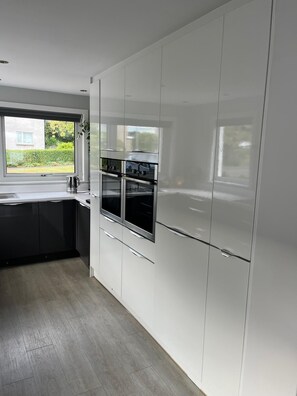 Een koelkast, een microgolfoven, een oven, een kookplaat