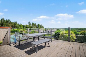 Outdoor dining - Stylish 3 Bedroom with Balcony and Amazing View (Clackmannanshire)