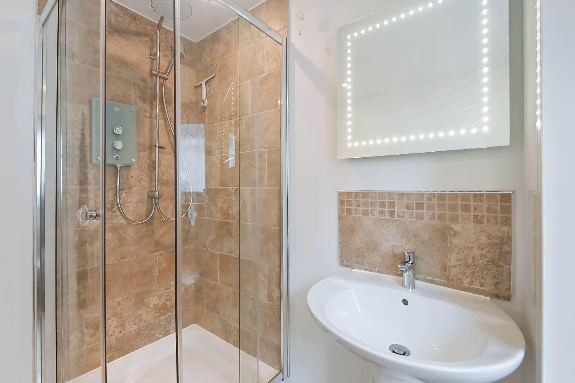 Douche, sèche-cheveux, serviettes fournies, shampoing